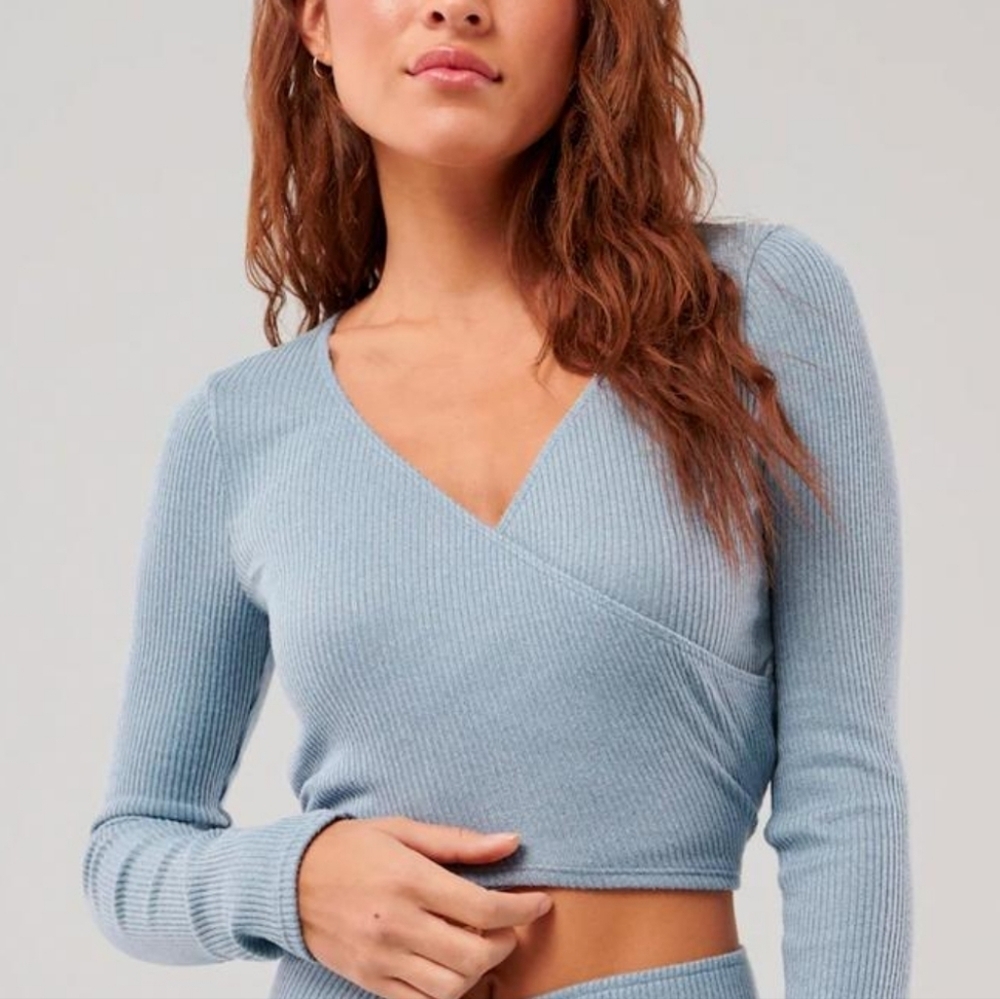 GILLY HICKS Light Blue  Cropped Long Sleeve Lounge Top Size XXL